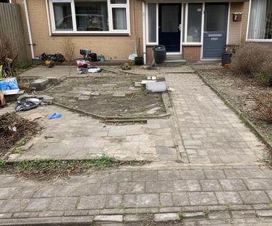 Verharde en rommelige voortuin in Oirsbeek voor de herinrichting